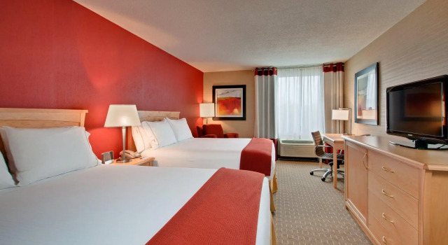 Четырёхместный номер Standard Holiday Inn Express Hotel & Suites Chatham South by IHG