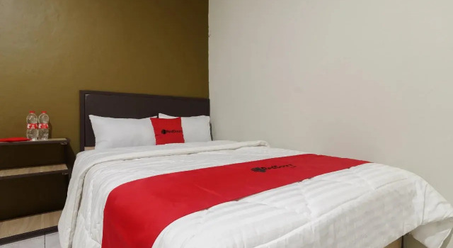 RedDoorz near Cikampek Mall Karawang, Book Hotel Karawang West Java