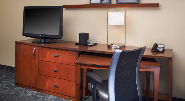 Двухместный люкс c 1 комнатой Courtyard by Marriott Rockford