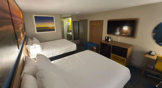 Четырёхместный номер Standard Days Inn by Wyndham Johnson Creek