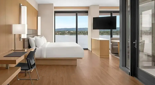 Люкс AC Hotel by Marriott Vancouver Waterfront