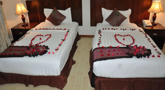 Кровать в общем номере с балконом Sarem International Hotel