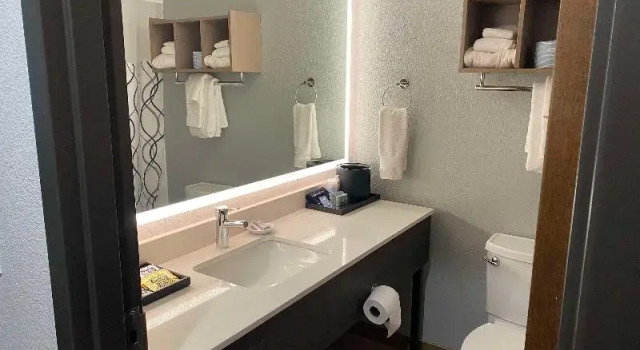 Четырёхместный номер Standard с балконом Best Western Lake Lucille Inn