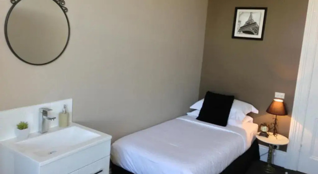 Номер Standard Centennial Inn on Bathurst