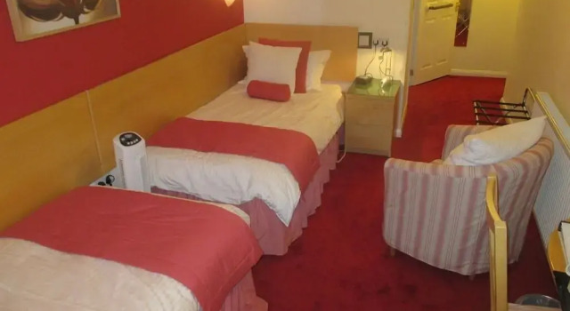 Abbey Guest House, Забронировать Гостевой дом Отели Котсуолда с парковкой, Парковка