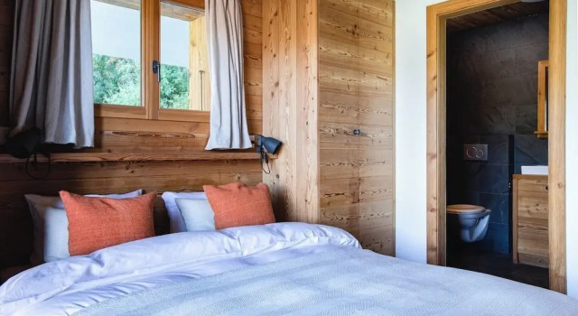 Authentic Swiss Spa Chalet Hot Tub & Sauna