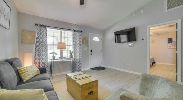 Tallahassee Home w/ Private Deck: 4 Mi to Downtown, Rezerwuj Dom wakacyjny Tallahassee 