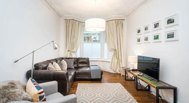 Stunning Spacious 4BD House With Garden - Sleeps 8, Book Hotel 3-stjernede hoteller i Tottenham, 3*