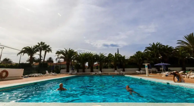 Seaview Friendly Holiday Home 4, Забронировать Отель Отели Плайя дель Инглес с бассейном, рядом с Экуменический храм Эль-Сальвадор, Бассейн
