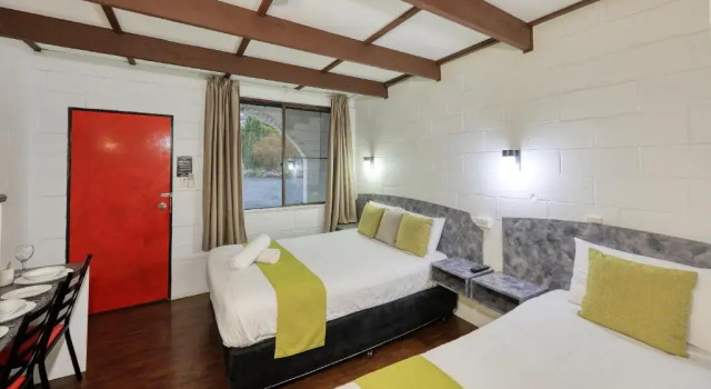 Семейный номер Standard Azalea Motel - Under New Management