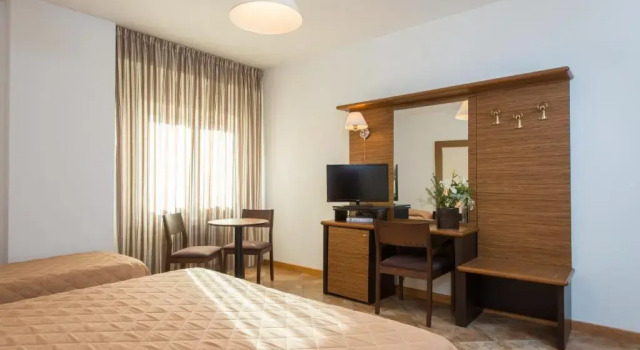 Трёхместный номер Standard Royal Hotel