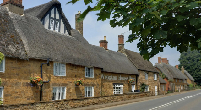 Кровать в общем номере Banbury Wroxton House Hotel
