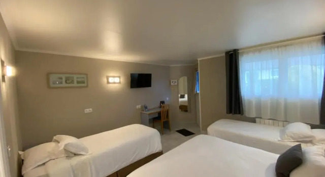 Четырёхместный номер Standard Contact hôtel - Hôtel Les Bleuets & SPA