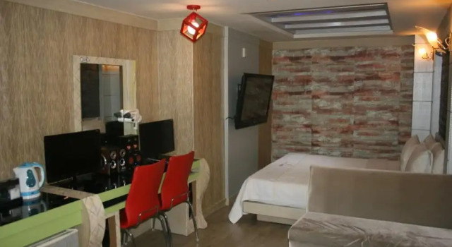 Renaissance Motel