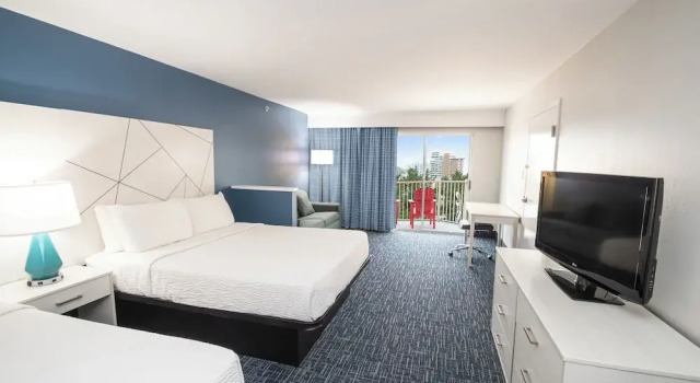 Четырёхместный номер Standard с балконом Bonita Beach Hotel