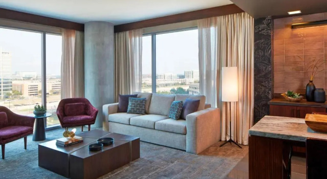 Люкс Executive Renaissance Dallas at Plano Legacy West Hotel