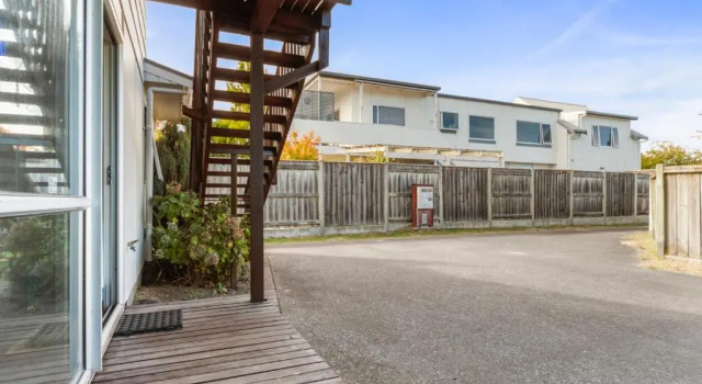 Rainbow Lake House - Lake Taupo Holiday Home, Rezerwuj Hotel Hotele w Auckland Region z parkingiem, Parking