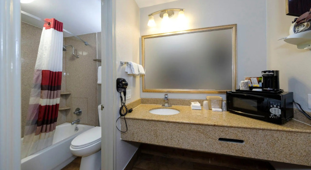Четырёхместный номер Deluxe Red Roof Inn Arlington - Entertainment District