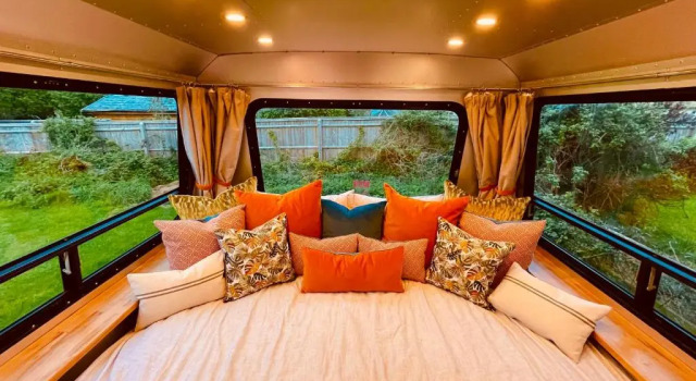 Vintage 1980s Winnebago, Book Hotel Deddington Oxfordshire
