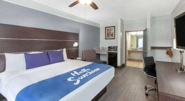 Двухместный номер Days Inn & Suites by Wyndham Webster NASA-ClearLake-Houston