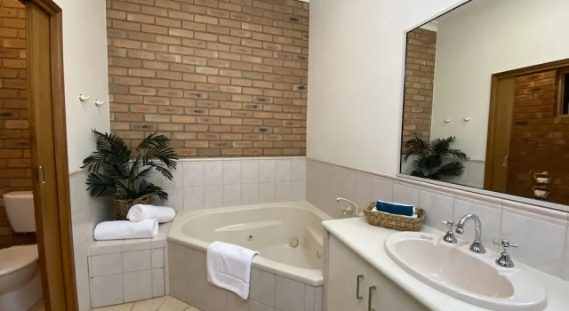 Трёхместный номер Deluxe Coastal Waters Motor Inn
