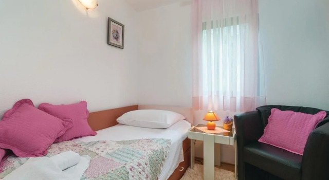 Awesome Home in Lokva Rogoznica with Hot Tub, WiFi, 7 Bedrooms, Rezerwuj Hotel Hotele w Split-Dalmatia County z parkingiem, Parking