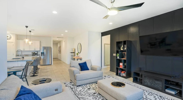 New-build Glendale Home w/ Hot Tub + Putting Green, Забронировать Дом для отпуска Глендейл 