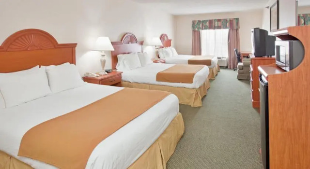 Holiday Inn Express Hotel Jefferson City, Забронировать Отель Джефферсон-Сити Миссури, рядом с Гольф-центр Oak Hills