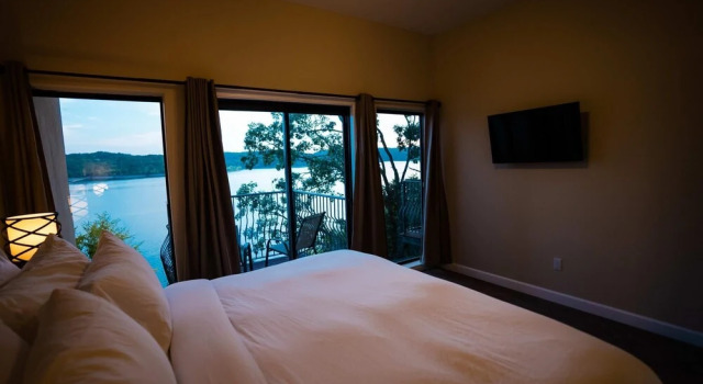 2 Bedroom Lake View Villa - Unit 201, Varaa Villa Ridgedale Ozark