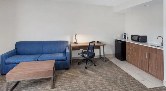 Люкс Holiday Inn Express Hotel & Suites Providence-Woonsocket by IHG