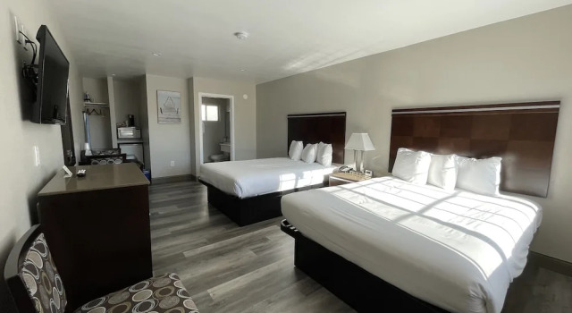 Четырёхместный номер Standard с балконом University Inn at San Luis Obispo