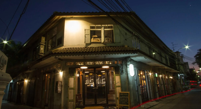Here Hostel Bangkok, Забронировать Хостел Отели Бангкока с бассейном, рядом с Sala Chalermkrung Royal Theatre, Бассейн