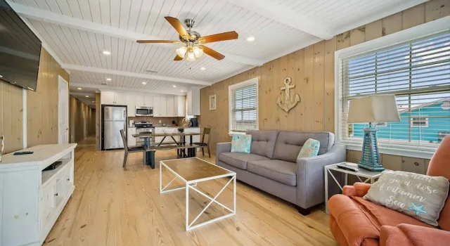 Beach Happy Beach House 3 2 2-blocks to Beach, Varaa Lomakoti Huvilat kohteessa Alabama, Villa