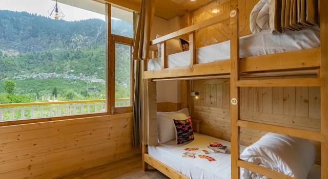 Кровать в общем номере The Social Stays Manali