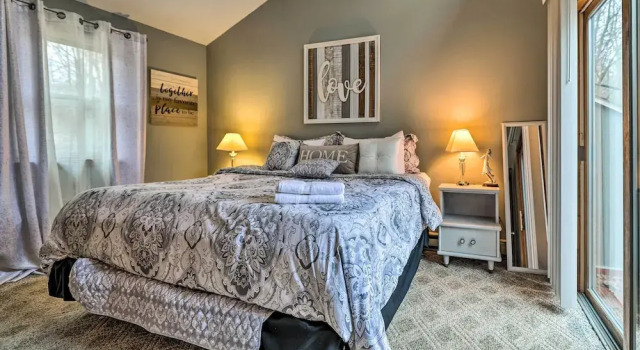Walk to Locust Lake Poconos Vacation Home, Prenota Casa vacanze Hotel a Monroe County con parcheggio, Parcheggio
