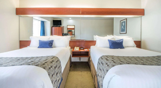 Четырёхместный номер Standard Microtel Inn & Suites by Wyndham Miami