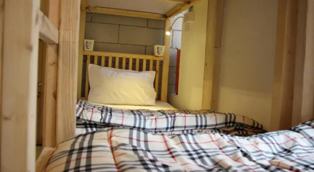 Кровать в общем номере NAMASTEY MUMBAI BACKPACKERS