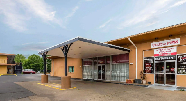 Econo Lodge Inn & Suites