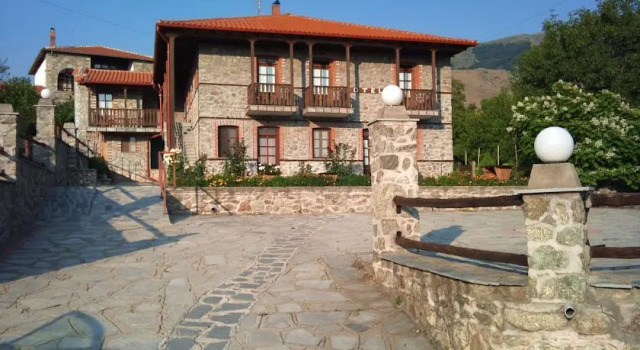 Varnous Hotel, 预订 酒店 Agios Germanos Prespes