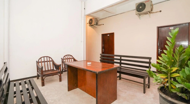 OYO 1374 Semampir Residence At Ahmad Yani, Book Hotel Hoteller i Siwalapkerto med parkering, Parkering