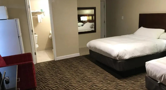 Четырёхместный номер Standard Hometown Inn & Suites