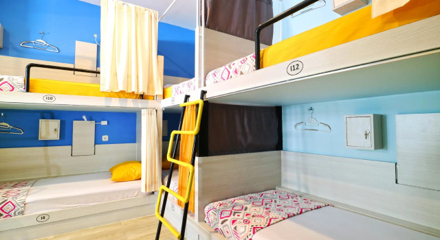 Cama en dormitorio compartido club Mel's Dorm