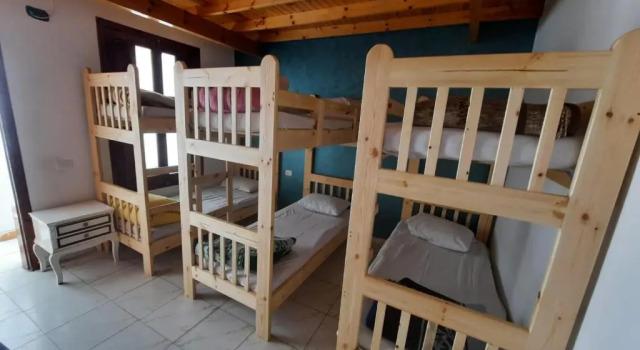 Кровать в общем номере (мужской номер) Octopus Hotel