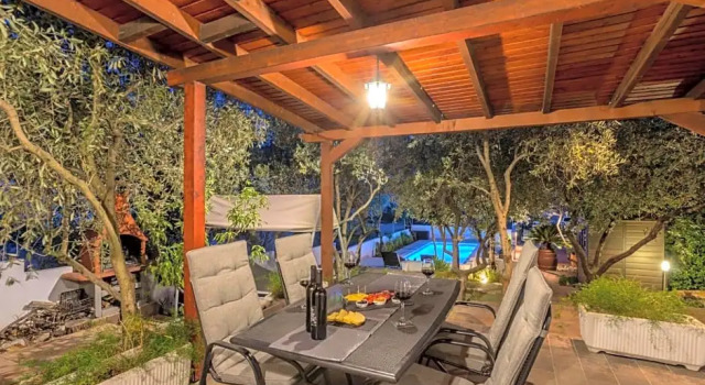 Коттедж House With big Walled Garden and Swimming Pool