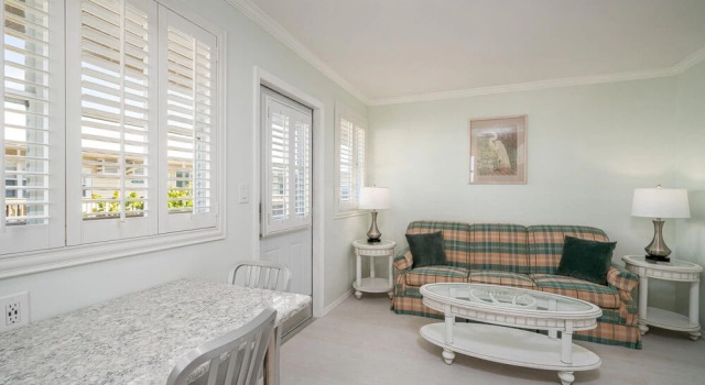 Riptide #12 - 711 Estero Blvd by Coastal Vacation Properties, Забронировать Отель Отели в центре Форт-Майерс-Бич, в центре, Парковка