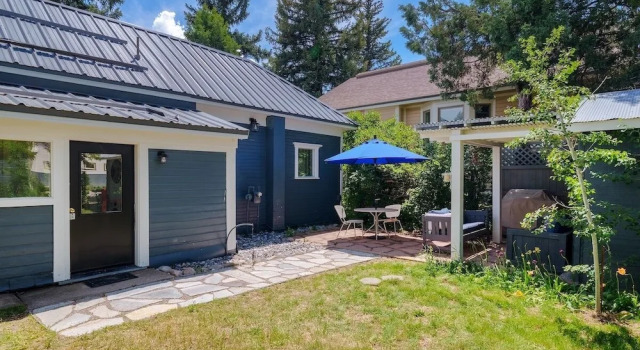 Коттедж с 2 комнатами 128 Spruce Street 2 Bedroom Home by RedAwning