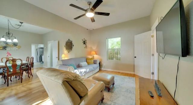 Walk to Alamodome! Pet-friendly Home w/ Yard, Rezerwuj Dom wakacyjny Domki letniskowe w Bexar County, Domek