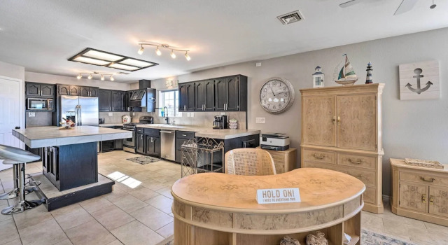 Lake Havasu City Home: Hot Tub & Swim Spa!, Забронировать Отель Отели Лейк-Хавасу-Сити с парковкой, рядом с Пляж Виндзор, Парковка