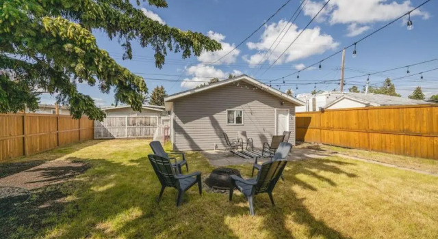 The Elm, 4 Bed Bungalow with Backyard and Firepit