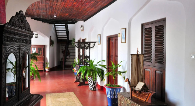Dhow Palace Hotel